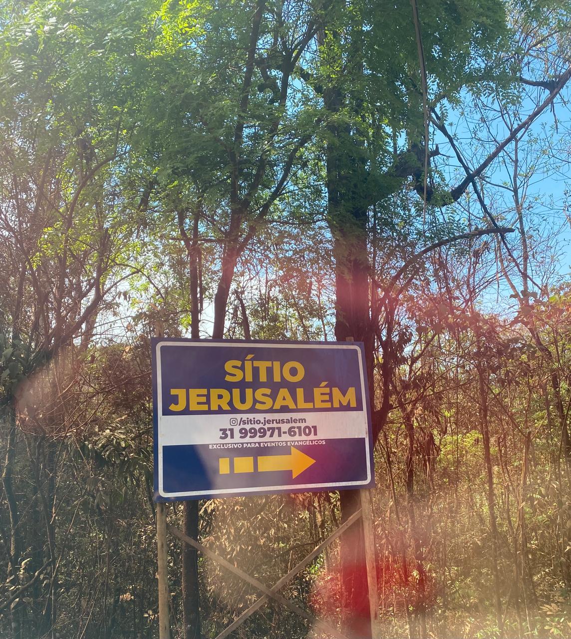 Placa indicativa do trajeto até o Sítio Jerusalém